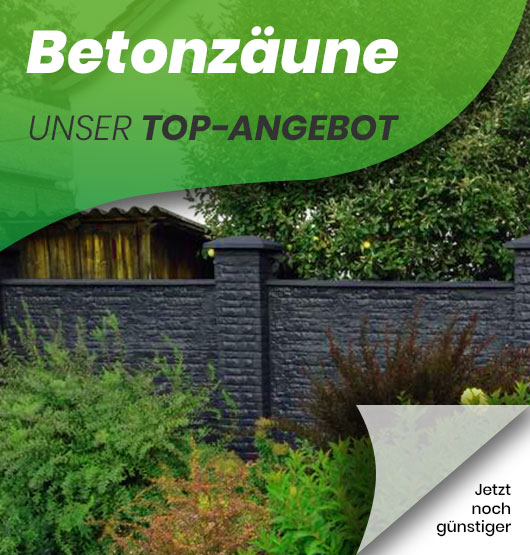 Dunkle Betonzaunanlage im Schieferoptik vor üppigem Garten mit grünen Pflanzen und einem Holzhaus im Hintergrund