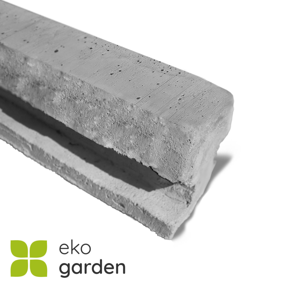 32 | Nahaufnahme eines einzelnen Betonzaun-Elements mit glatter Oberfläche. Das rechteckige Bauteil zeigt eine raue, poröse Textur an den Seiten und eine glatte Oberseite mit sichtbaren kleinen Lufteinschlüssen. Die graue Farbe und robuste Struktur unterstreichen den industriellen Charakter dieses Zaun-Bausteins