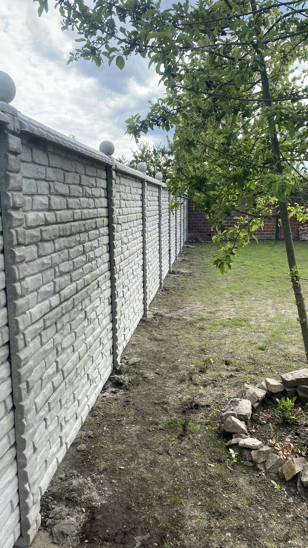 rohbeton Betonzaun Ziegeloptik in Garten