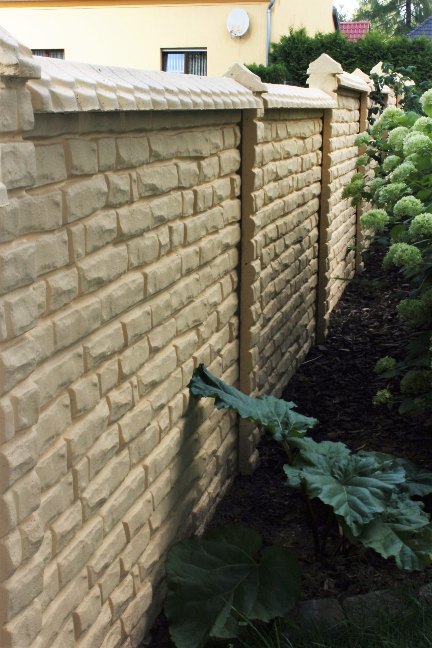 Creme Betonzaun Ziegeloptik in Garten