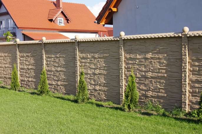 30 | Ein Betonzaun umgeben von grünem Gras, der eine harmonische Verbindung zur Natur schafft.