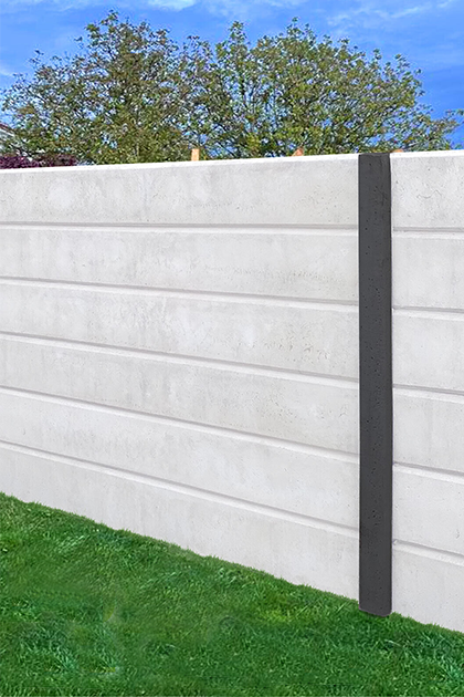 36 | Ein weißer Zaun mit schwarzem Trim und einem schwarzen Metallpfosten, ergänzt durch einen stabilen Betonzaun.