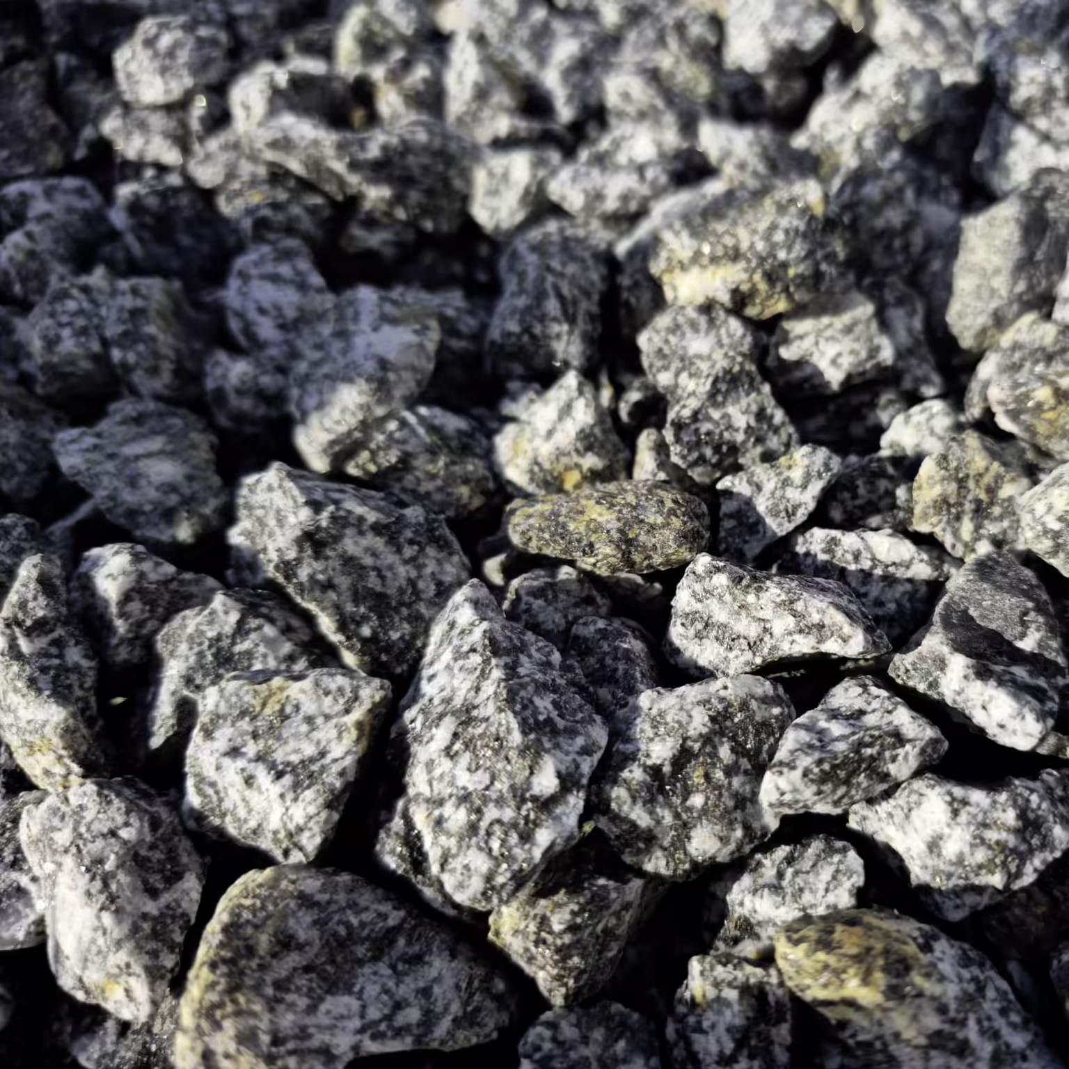 Granitsplitt quadratisch weiß-schwarz