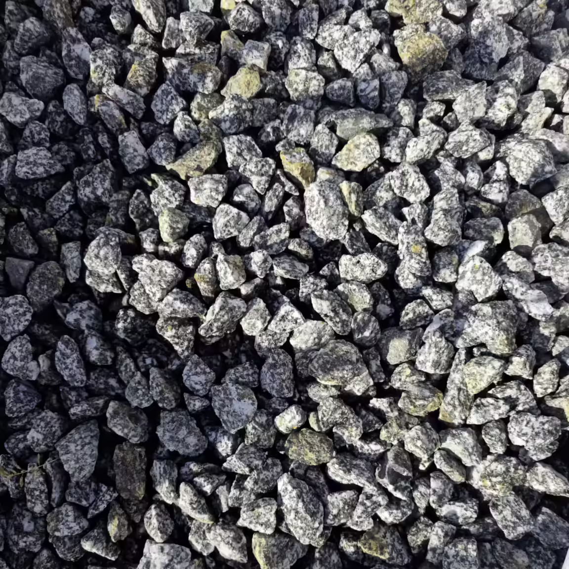 Granitsplitt quadratisch weiß-schwarz Granitsplitt quadratisch weiß-schwarz