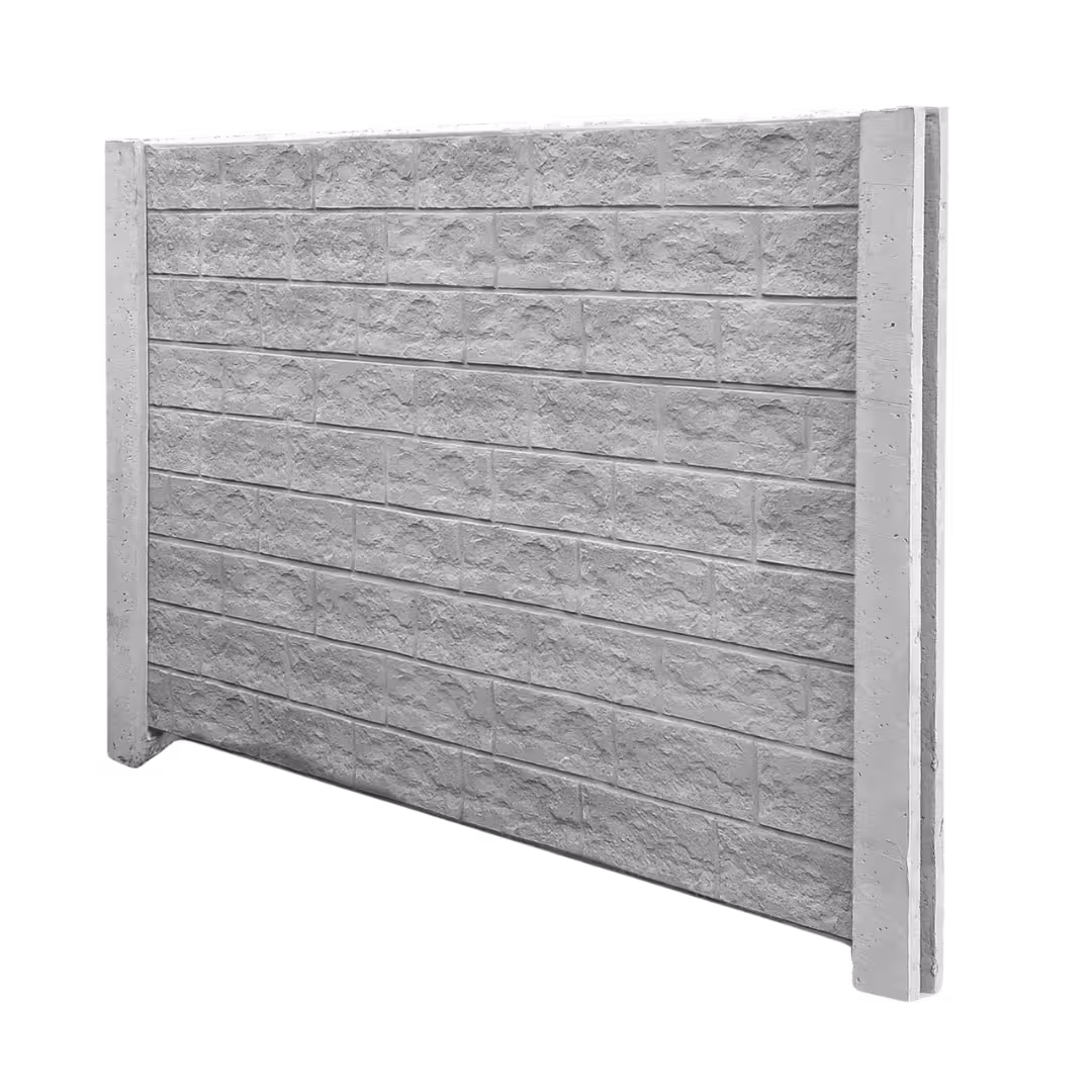 Ein strukturierter Betonzaun-Panel mit gespaltener Steinoptik in hellgrauer Farbe. Das rechteckige Element zeigt eine regelmäßige horizontale Anordnung von rauen, steinähnlichen Oberflächen mit acht Reihen. Die Seitenrahmen sind glatt und bilden einen stabilen Rahmen für das Zaunelement.