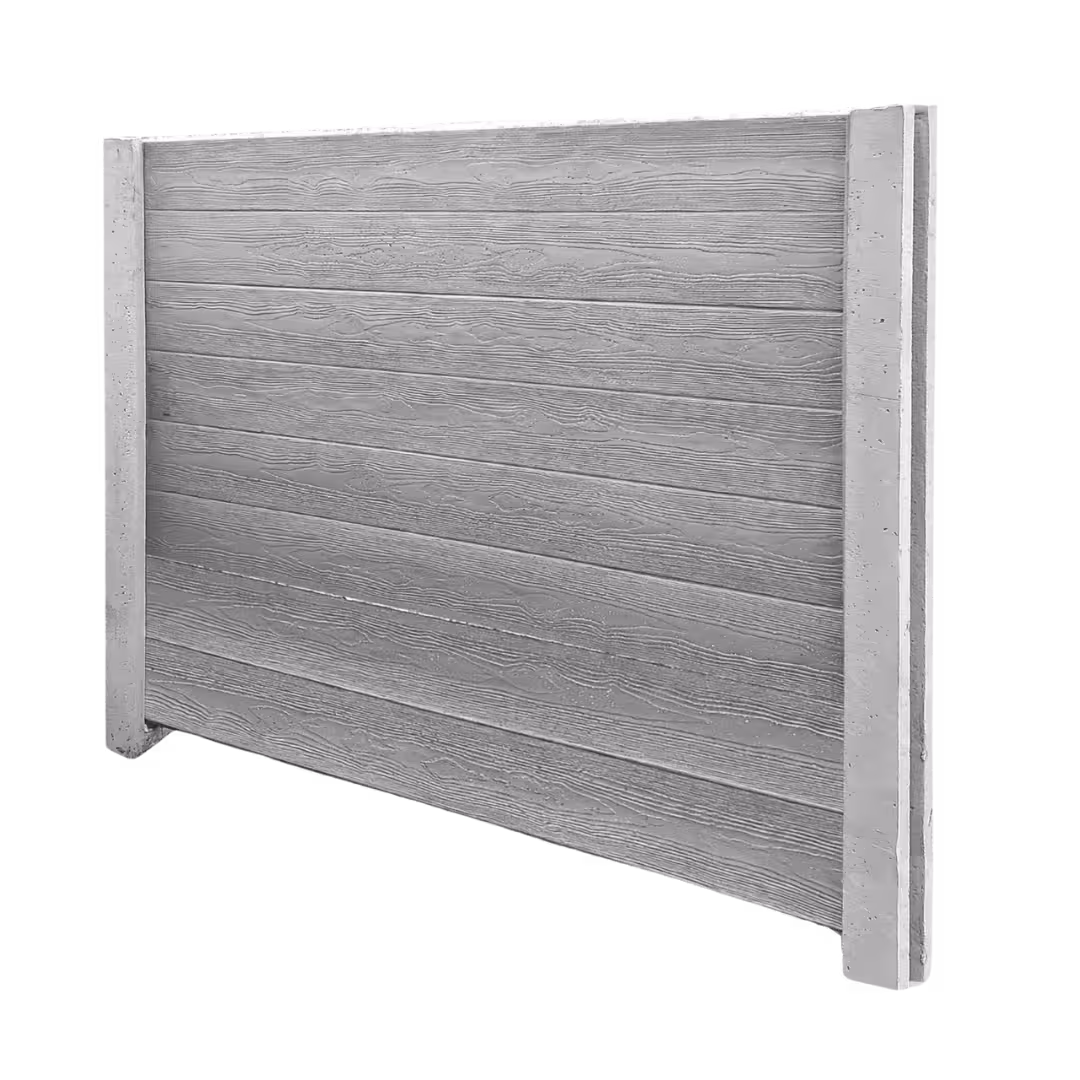 Betonzaun mit Holzoptik-Paneelen in grauer Farbe, bestehend aus horizontalen Lamellen mit deutlicher Holzmaserung. Das Zaunelement wird von zwei robusten Betonsäulen gerahmt und zeigt eine moderne, strukturierte Oberfläche.