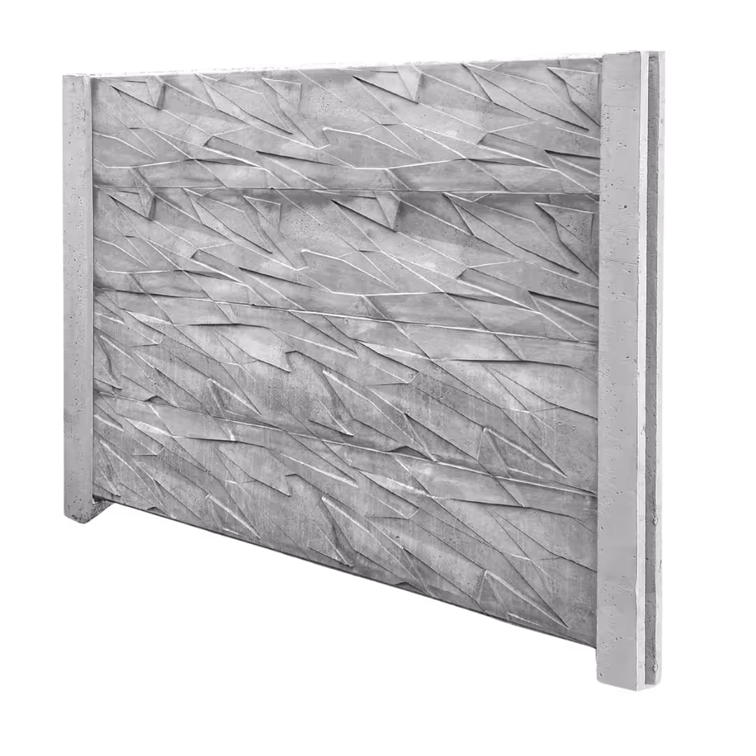 Ein modernes Zaunpaneel aus Betonzaun mit einem ausgeprägten geometrischen Muster, das an dynamische diagonale Linien erinnert. Es ist aus hellem Beton gefertigt und weist eine deutliche Reliefstruktur auf. Das Paneel hat eine rechteckige Form und wird an den Seiten von massiven Pfosten eingerahmt. Das Muster erzeugt einen dreidimensionalen Effekt durch den Wechsel von Vertiefungen und Reliefs.