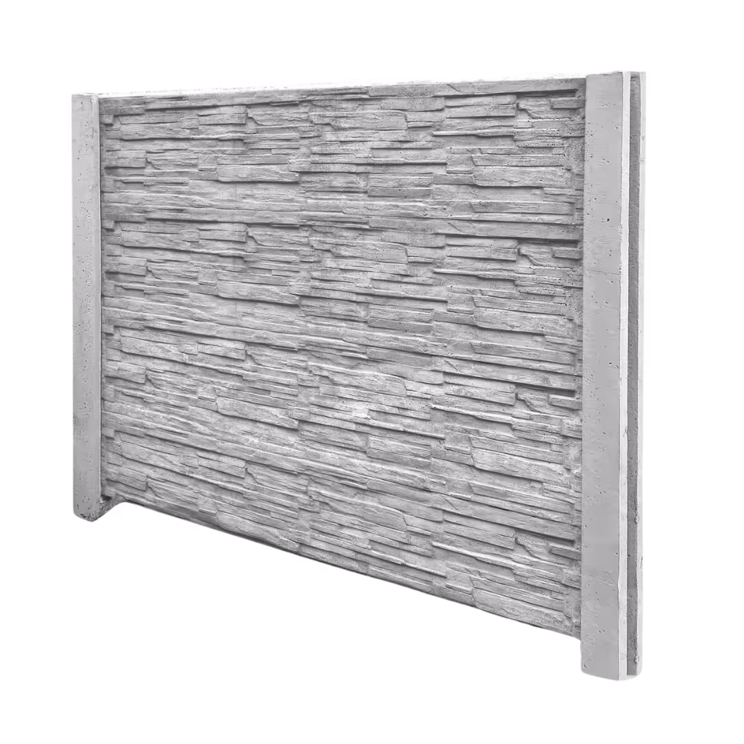 Ein strukturierter Betonzaun-Panel mit dekorativem Sandstein-Effekt in hellgrauer Farbe. Das rechteckige Element zeigt eine horizontale, geschichtete Naturstein-Optik mit unregelmäßigen Rillen und Texturen. Der Zaun wird von zwei robusten Betonsäulen an den Seiten gerahmt.