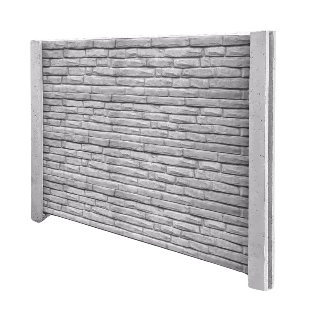 Ein grauer Betonzaun-Panel mit dekorativer Ziegelstein-Struktur, rechteckig geformt mit seitlichen Stützpfosten. Die Oberfläche zeigt ein reliefartiges Ziegelmuster in horizontaler Ausrichtung und verleiht dem Element eine rustikale, natursteinähnliche Optik.